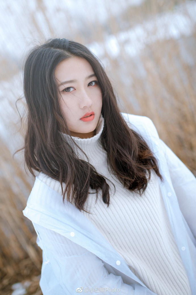 清纯美女雪地里唯美图片