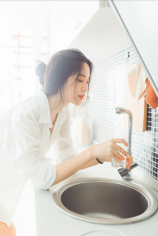 清纯美女模特李萬一居家私房图片