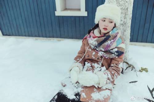 清纯美女雪地里带毛帽写真图片