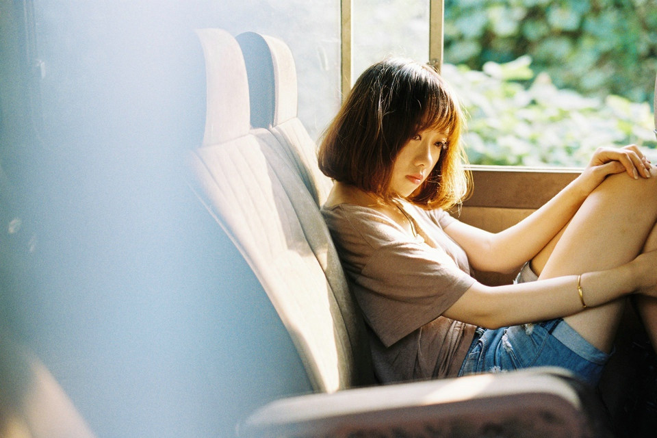 高清清纯美女图片_清纯的短发女生复古写真