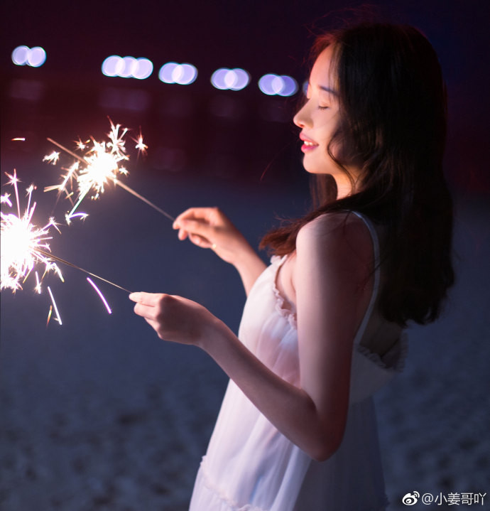 清纯美女一琳海边放烟花唯美写真