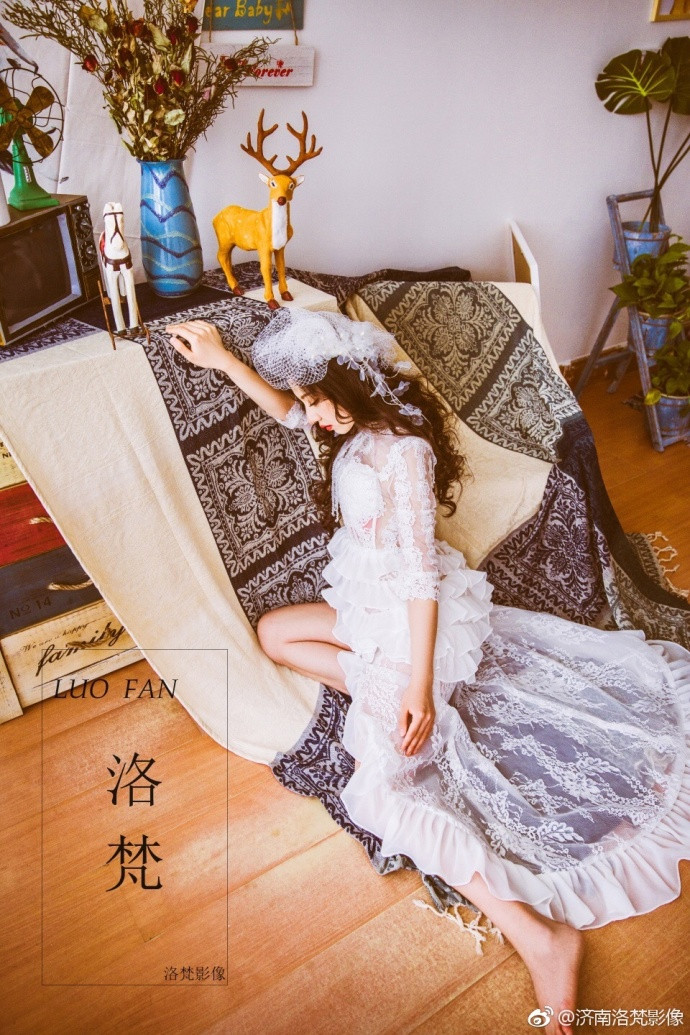 清纯美女复古婚纱写真图片