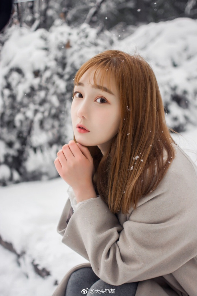 清纯美女柠萌妹雪地里唯美写真