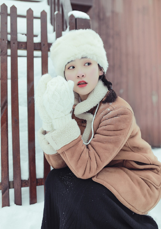 清纯美女雪地里带毛帽写真图片