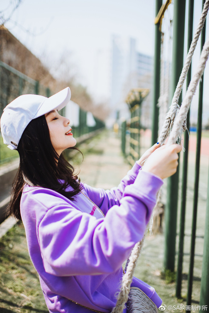 清纯美女紫色卫衣阳光写真