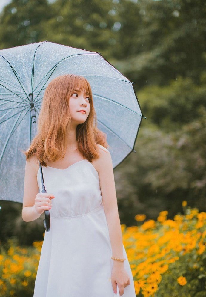 甜美大眼萝莉美女雨后街拍写真