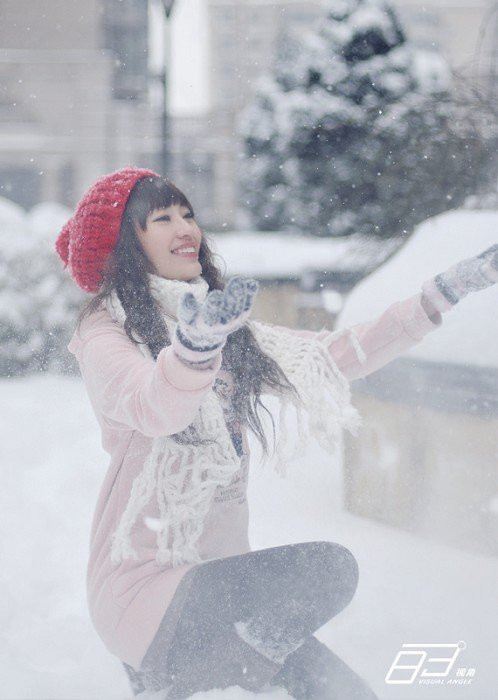 雪天里的清纯美女图片