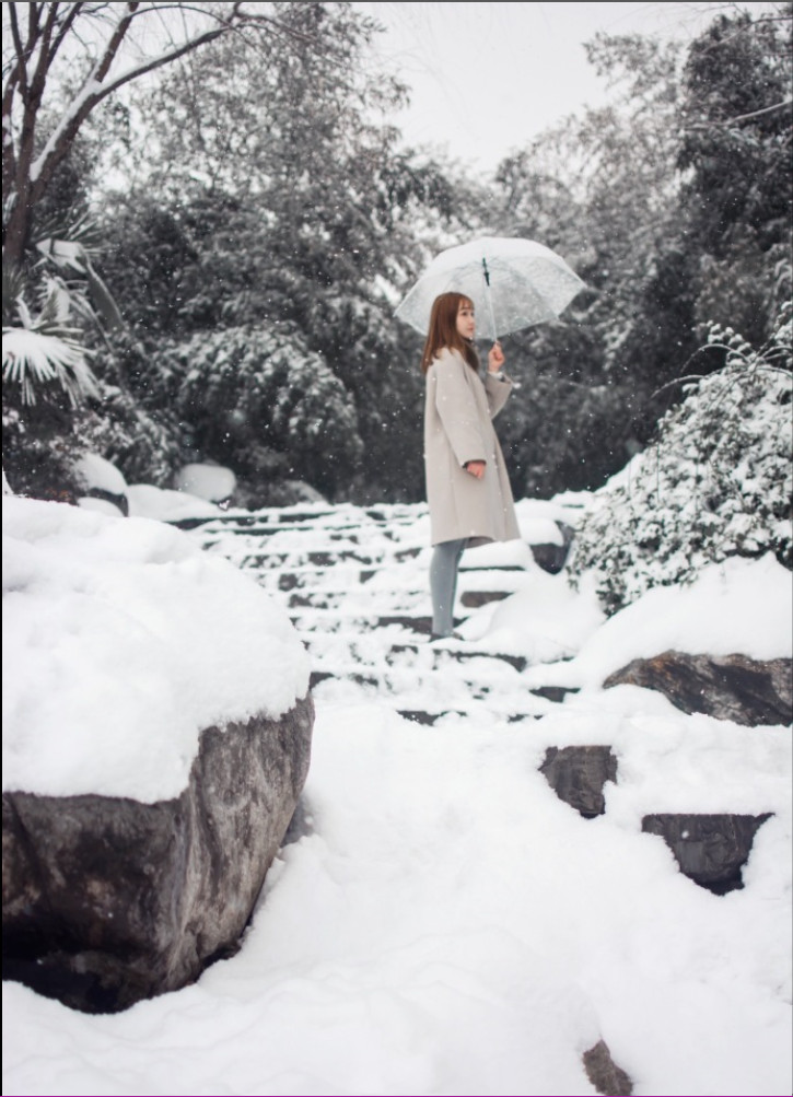 清纯美女柠萌妹雪地里唯美写真