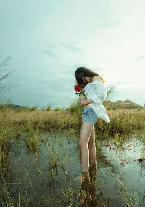 薄纱女孩意境写真照_清纯美女海边草地意境写真