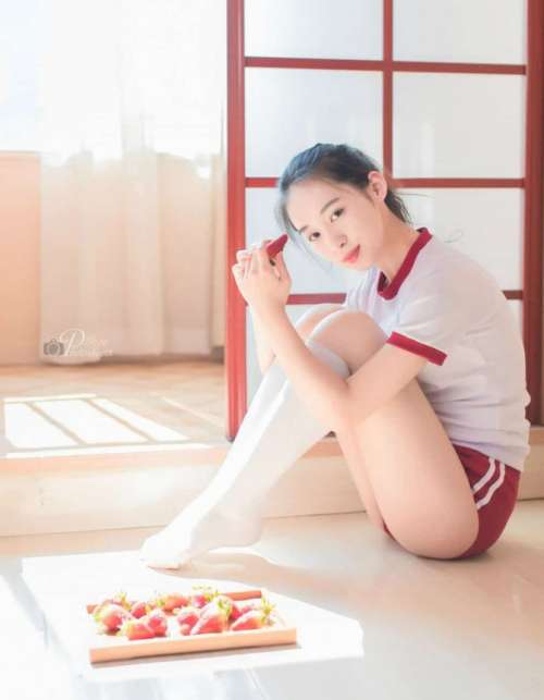 00后清纯美女白丝秀美腿性感图片