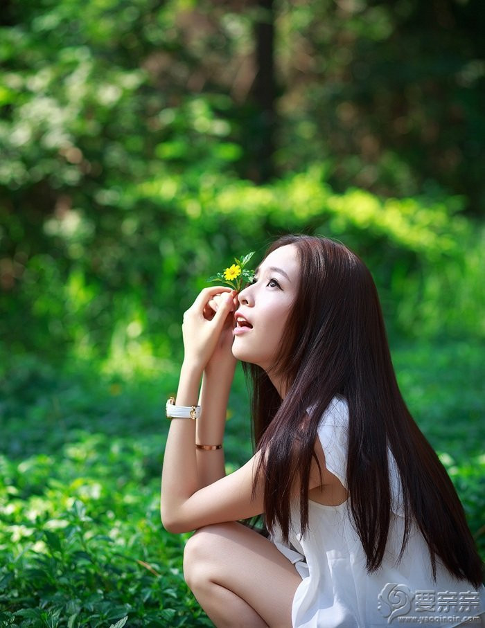 清纯美女：恬静女神MM夏日野外清新写真