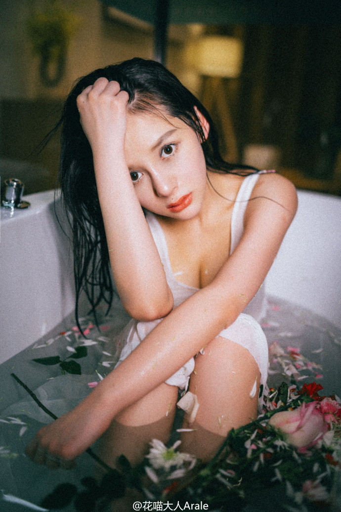 清纯美女鲜花浴湿身唯美写真