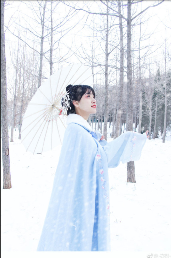 大雪纷飞清纯美女悦悦古装写真图片