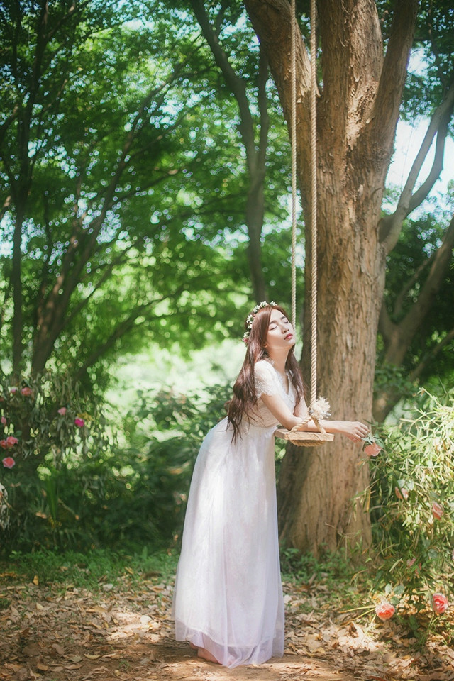 荡秋千的花季美少女清纯写真