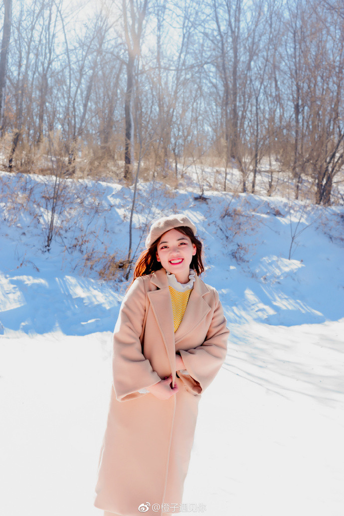 雪地里写真清纯美女图片