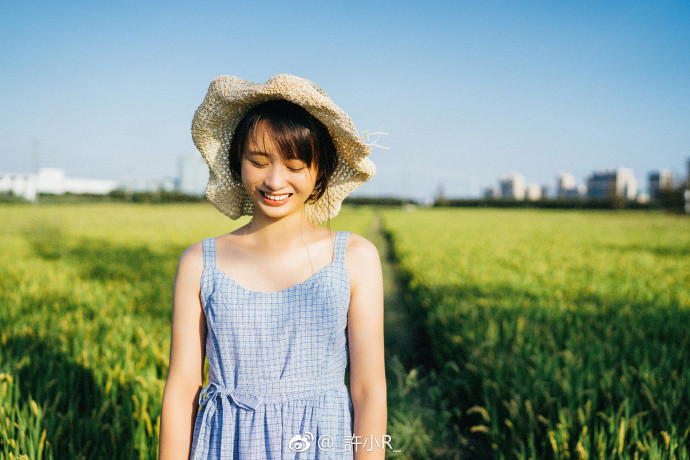 清纯美女蓝色连衣裙蓝天白云下唯美写真