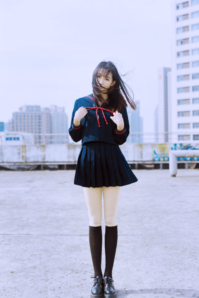 清纯制服美女修长美腿性感诱人天台写真