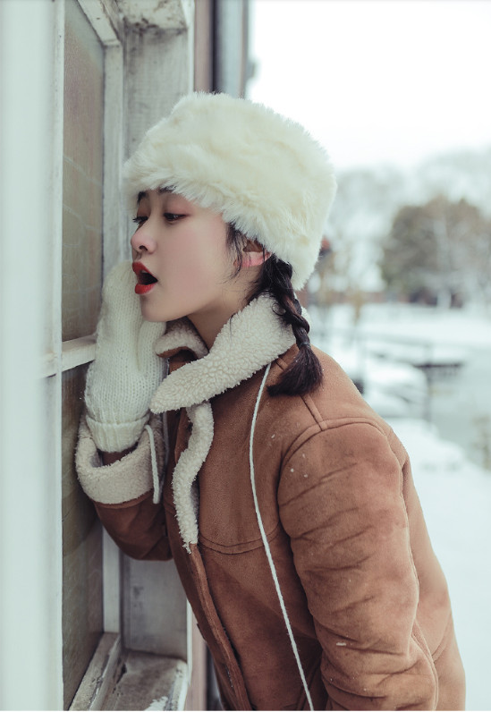 清纯美女雪地里带毛帽写真图片