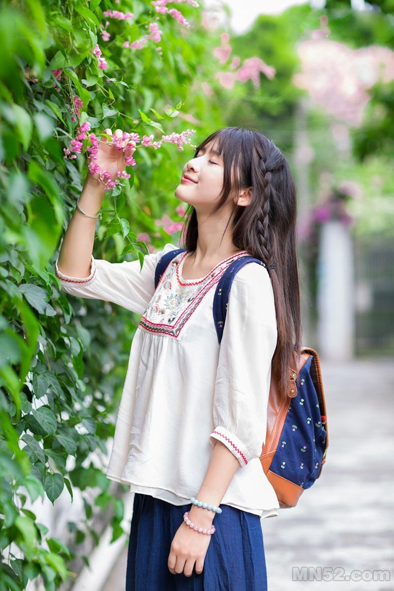 甜美女生上学途中写真照