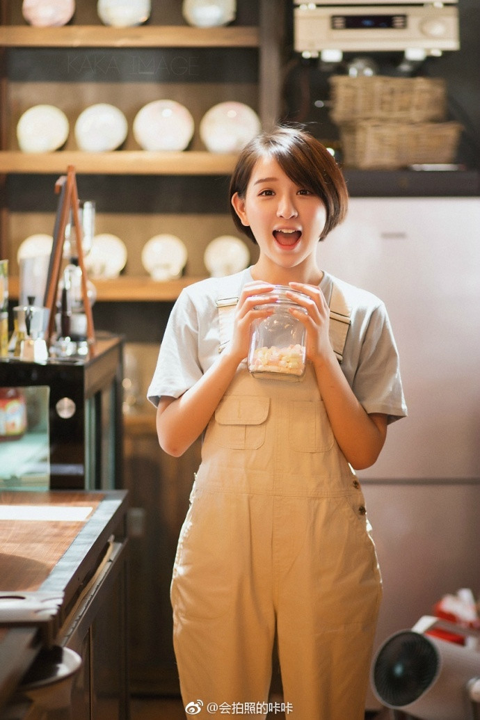 可爱的妹纸_可爱的咖啡屋_短发妹子清纯写真