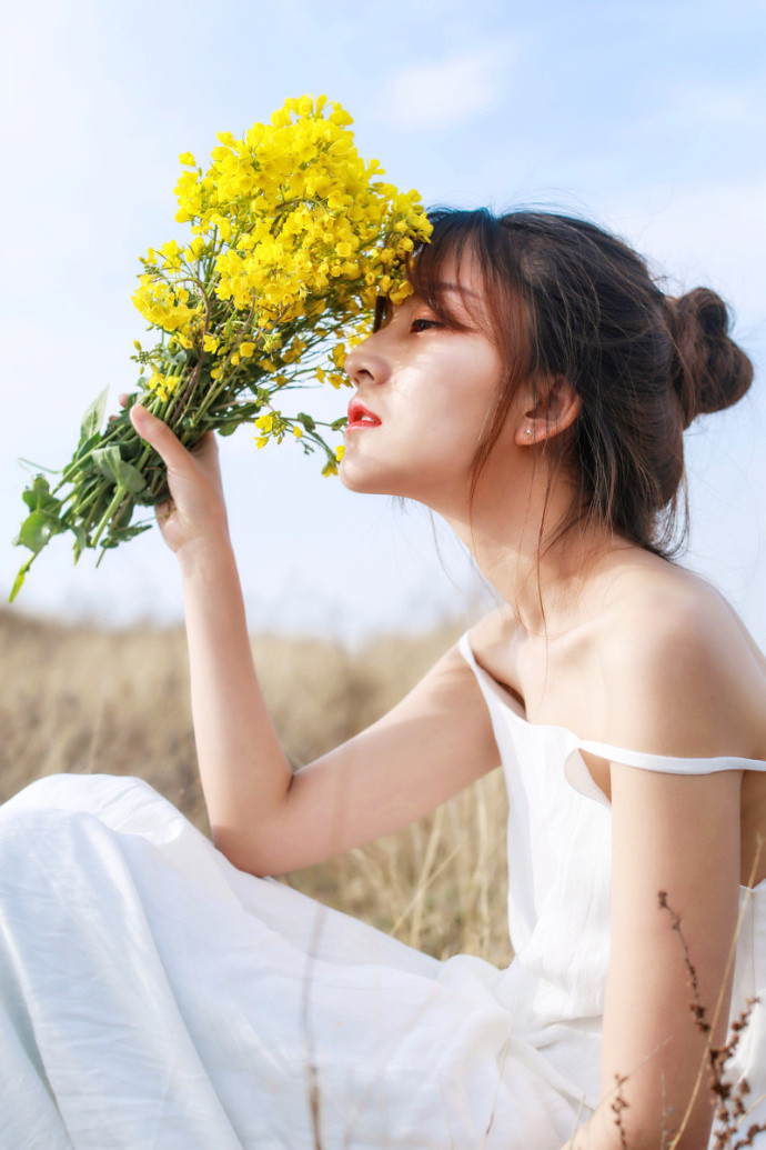 清纯美女白色吊带裙油菜花田唯美写真