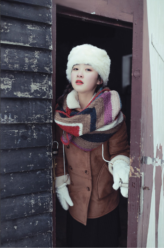 清纯美女雪地里带毛帽写真图片