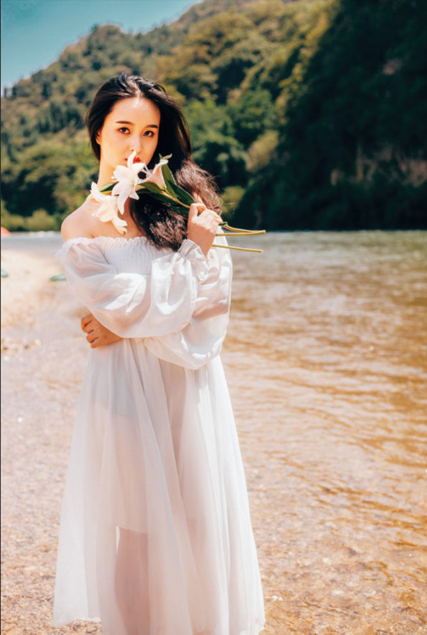 清纯美女复古大红唇复古写真