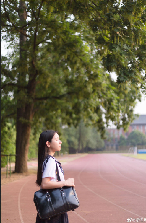 校园短裙美女写真图片