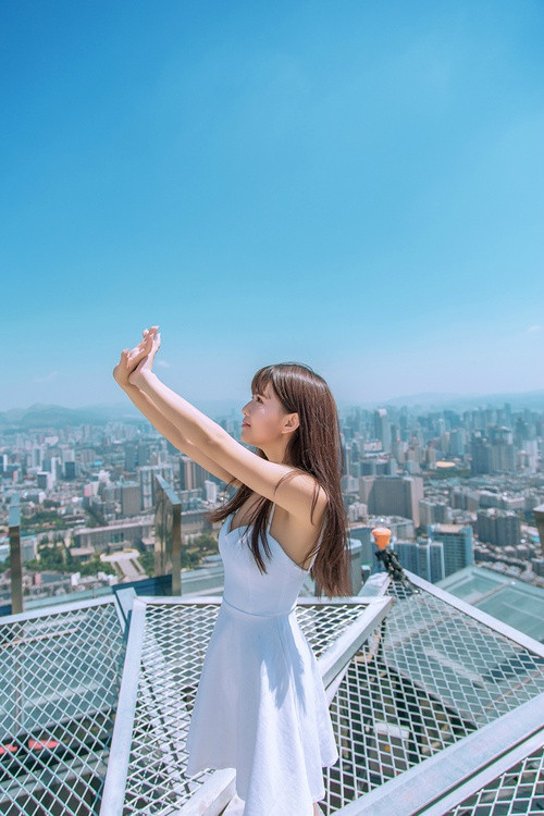 清纯美女蓝天白云天台唯美写真