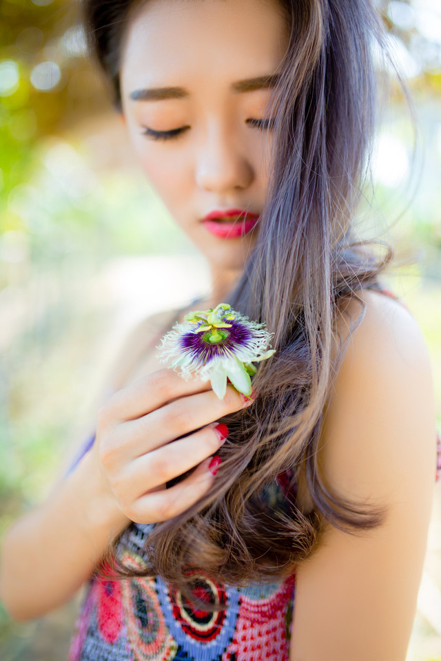 阳光下的清新小美女碎花长裙写真_清纯美女写真