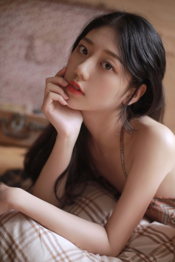 清纯小美女鱼子与余私服写真