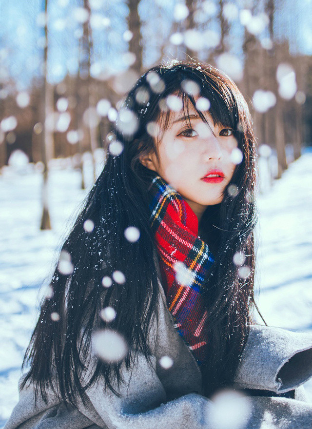 甜美清纯大眼美女森林雪地写真