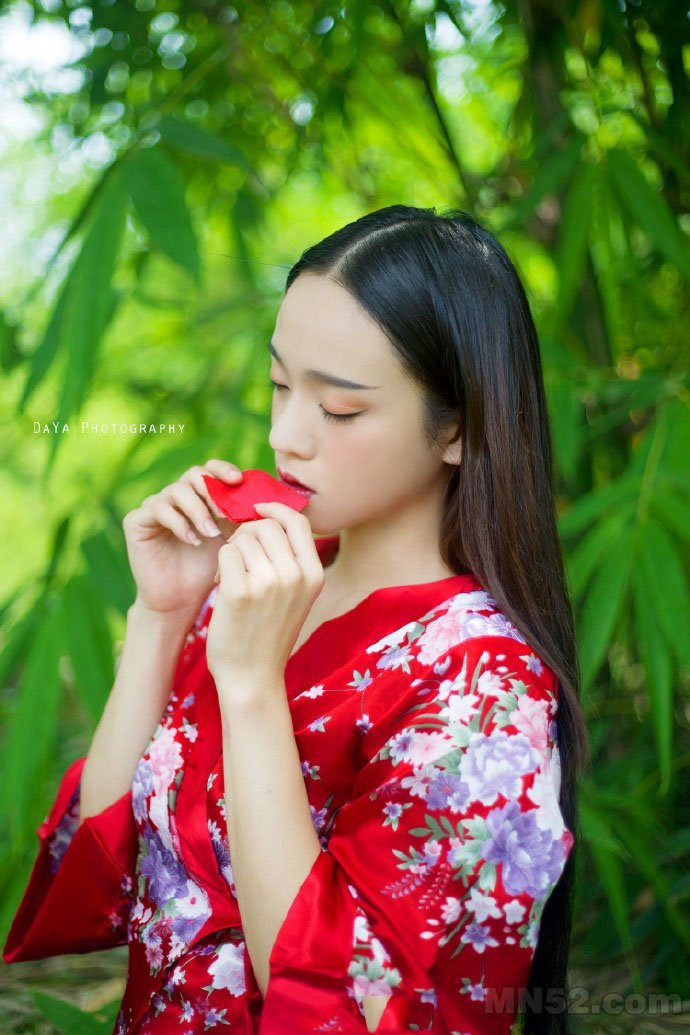 红色妖娆的红唇少女唯美照