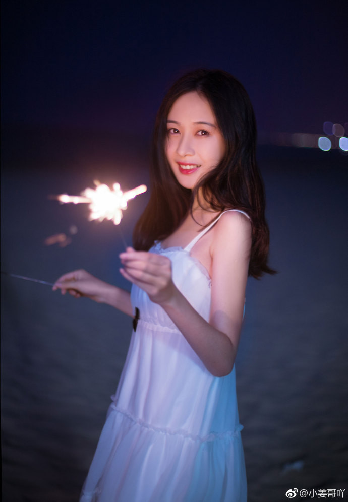 清纯美女一琳海边放烟花唯美写真