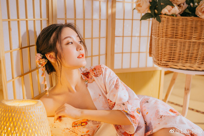 清纯美女樱花和服小露酥胸性感图片