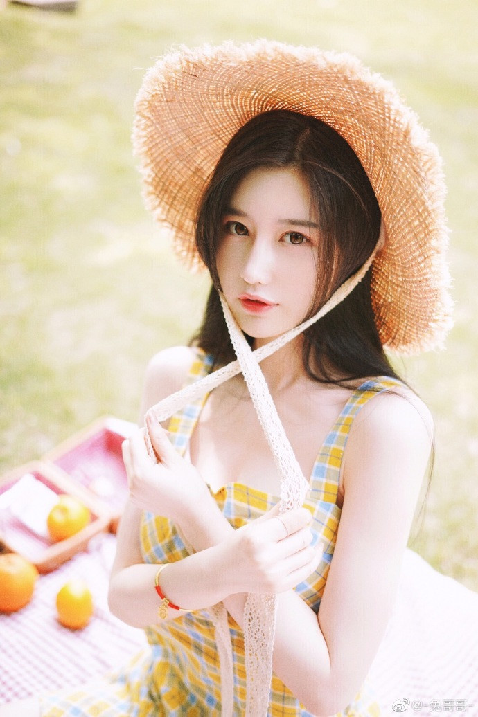 托腮的清纯美女图片夏日户外写真图片