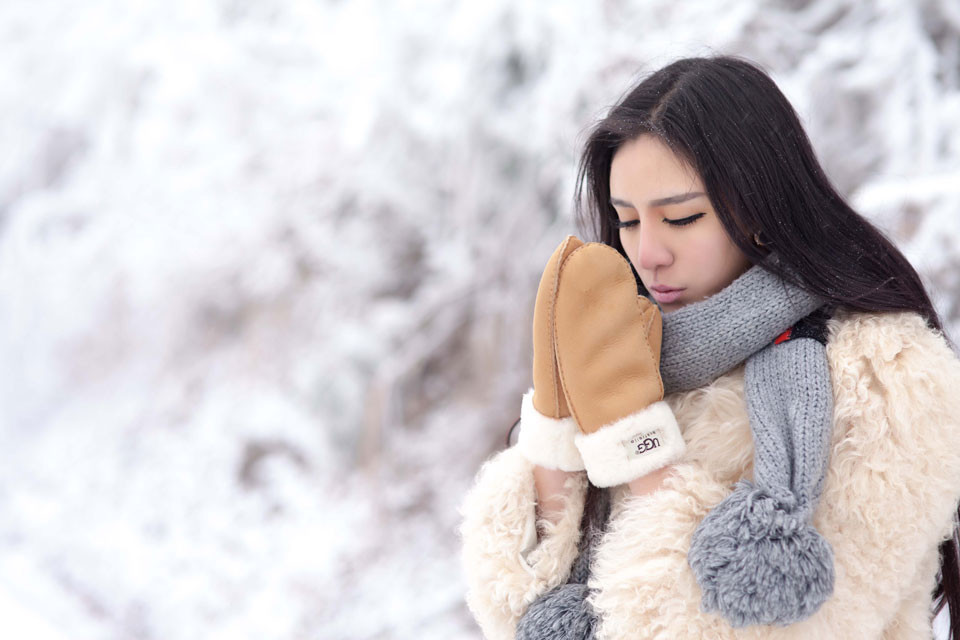 清纯美女图片_长发女孩雪中红色帽子清新唯美写