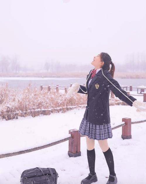 日系画风清纯mm美女下雪天唯美写真图片