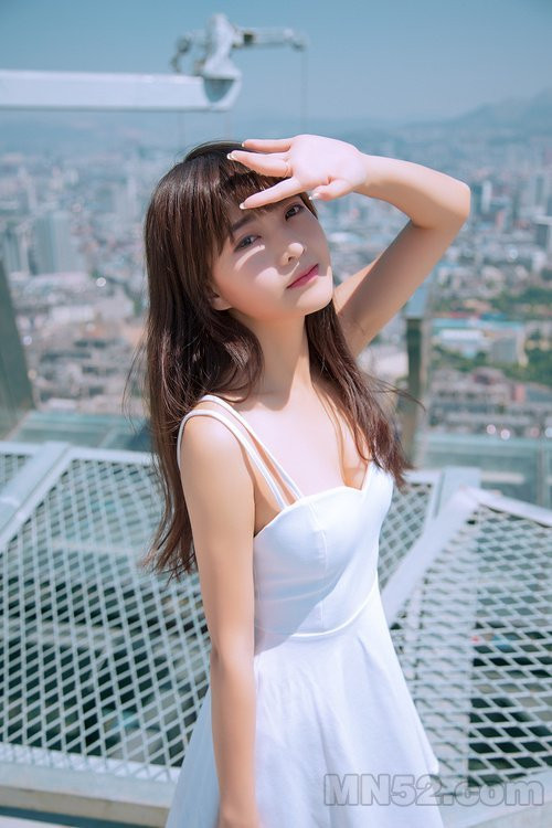 天台白衣少女惹人怜迷人写真