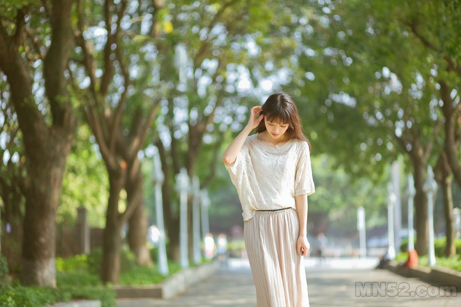 夏日户外的清纯少女动人写真