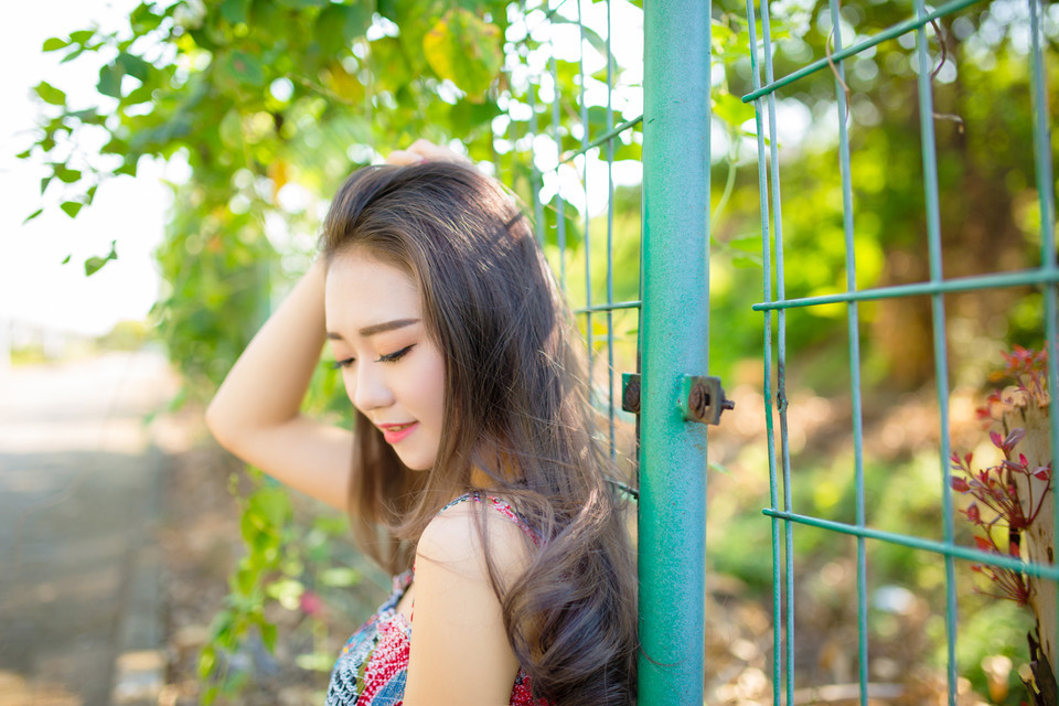 阳光下的清新小美女碎花长裙写真_清纯美女写真