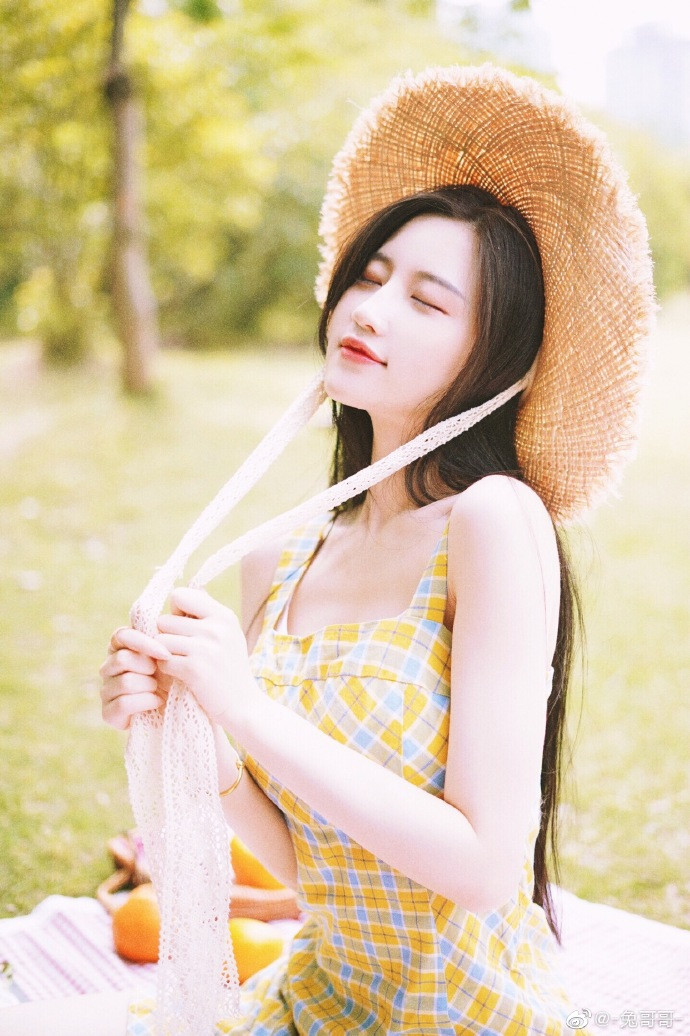 托腮的清纯美女图片夏日户外写真图片