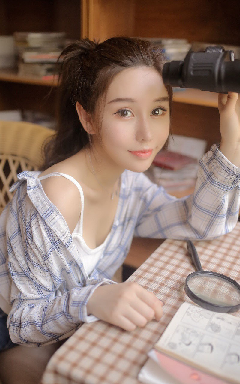 格子衬衣吊带衣s型美女慵懒性感写真图片