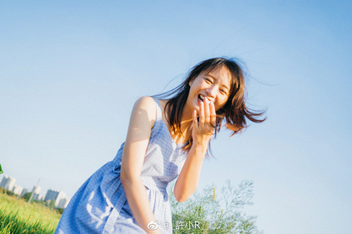 清纯美女蓝色连衣裙蓝天白云下唯美写真