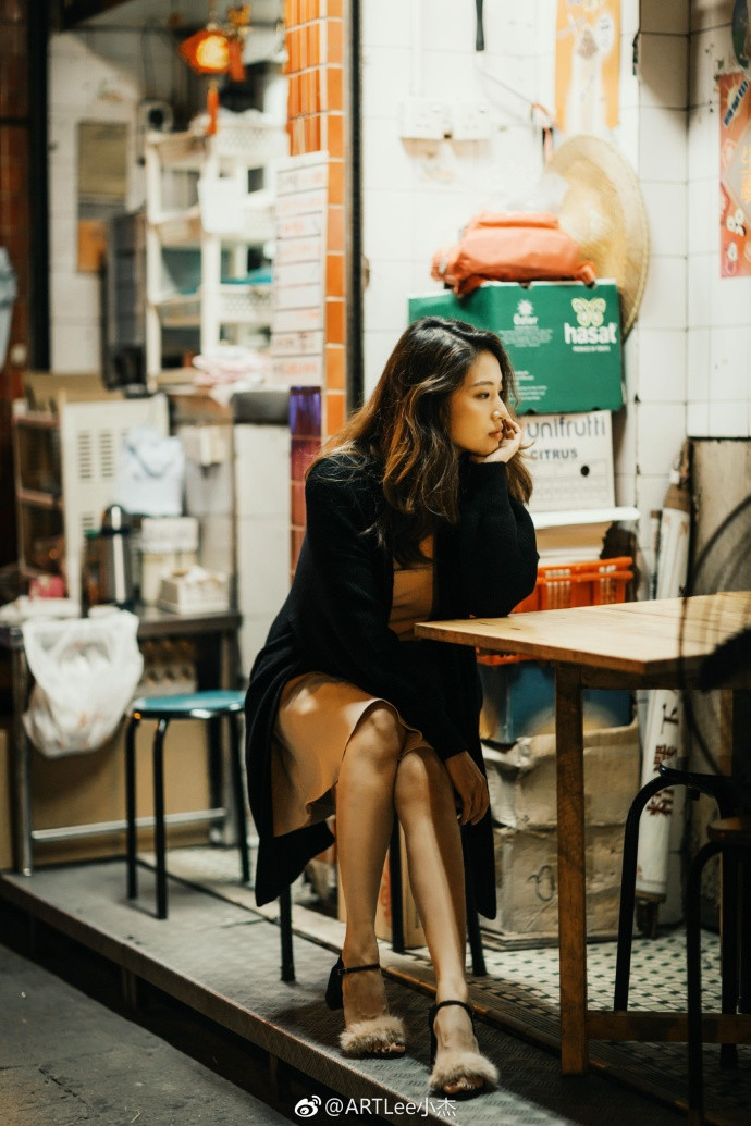 沉迷在离港前的夜色的清纯美女图片