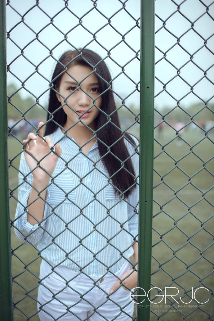 清纯美女黑长直发足球场女神范写真