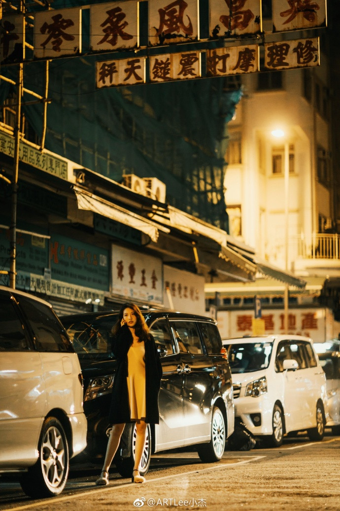 沉迷在离港前的夜色的清纯美女图片