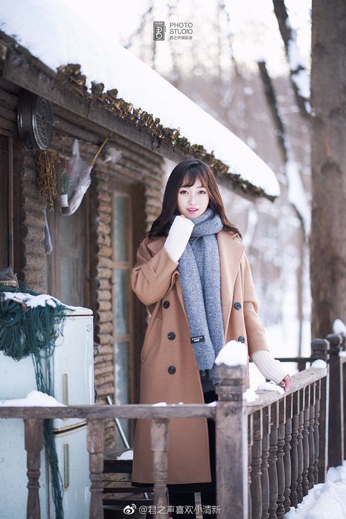 雪景配清纯美女森林系写真图片