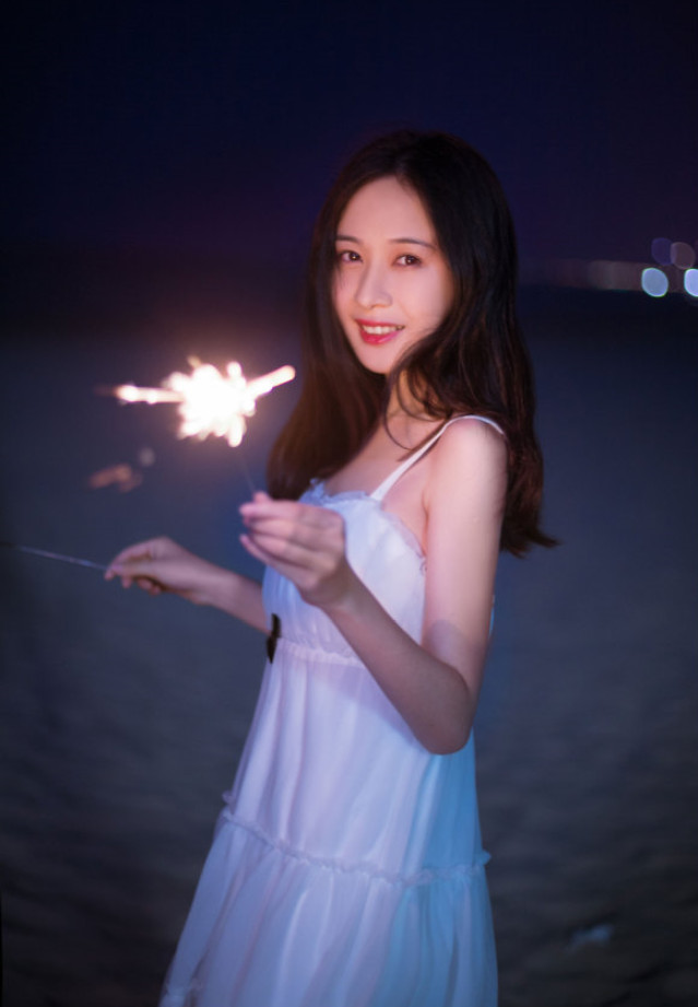 清纯美女一琳海边放烟花唯美写真