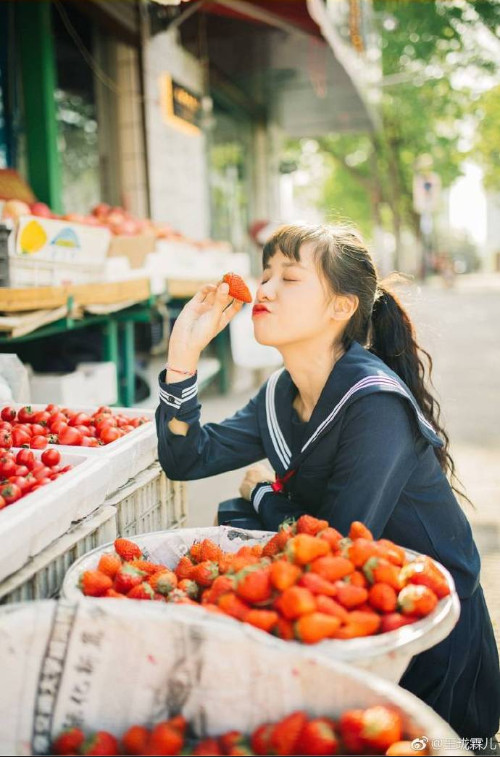 夏日水果清纯美女图片